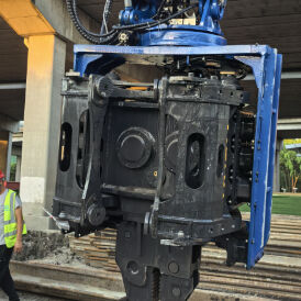 سائق كومة ذات قبضة جانبية عالية السرعة: رفع كومة 10 م / دقيقة وخزان وقود كبير سعة 150 لترًا