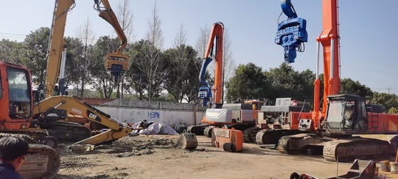 15 Meter Vibratory Hammer Pile Driver With 435KN Force For Hard Soil Piling